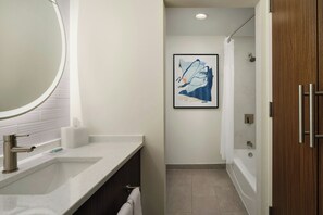 Combined shower/tub, free toiletries, hair dryer, towels
