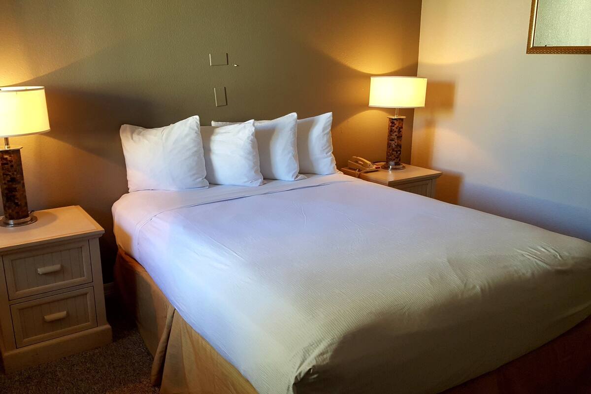 Queen Suite, 1 Queen Bed, Kitchenette, Sleeper Sofa & In-Room Safe | In-room safe, WiFi (free), bed sheets