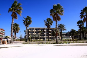 På stranden