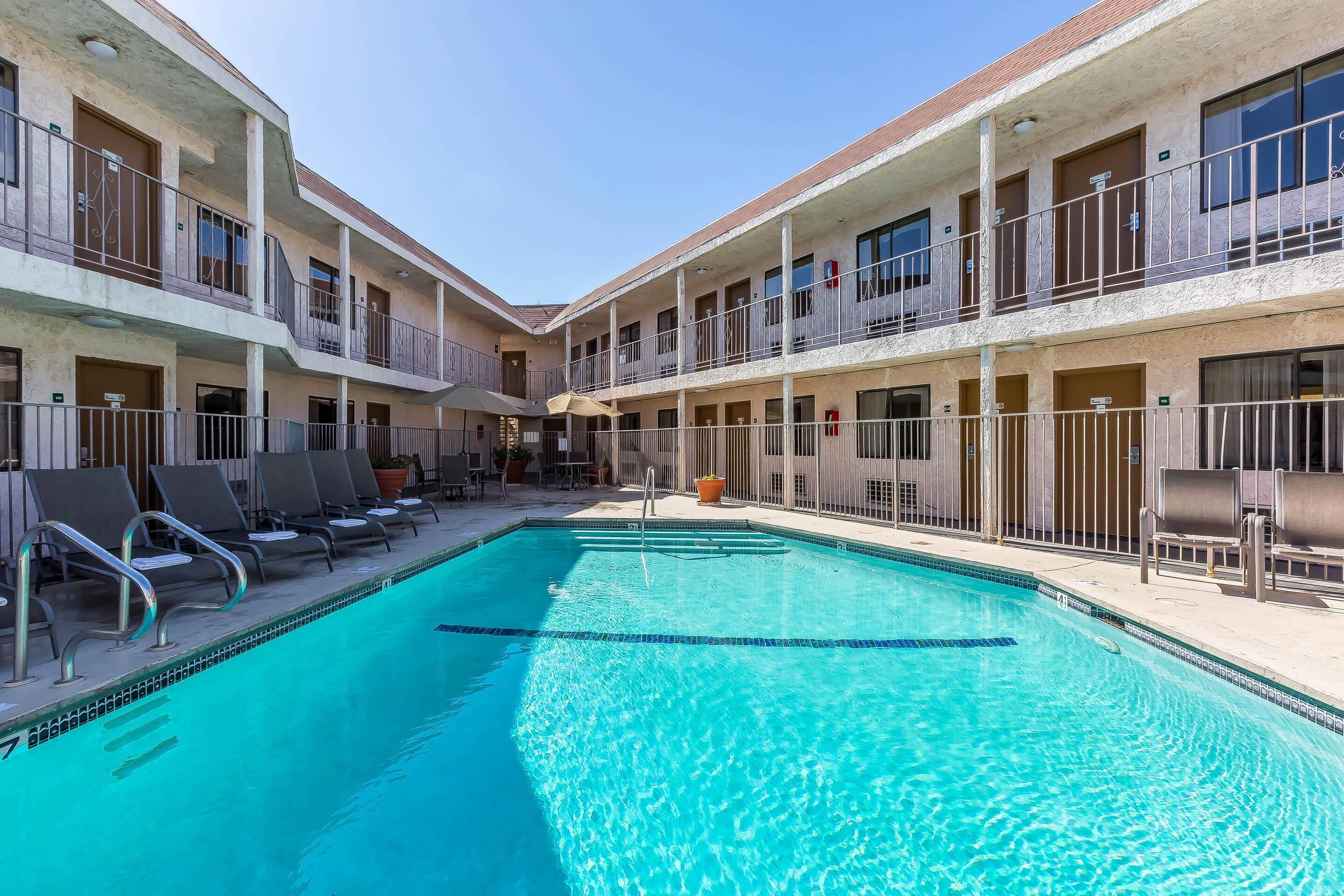 حمّام سباحة خارجي