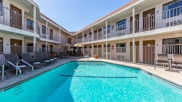 حمّام سباحة خارجي