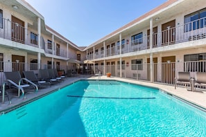 حمّام سباحة خارجي