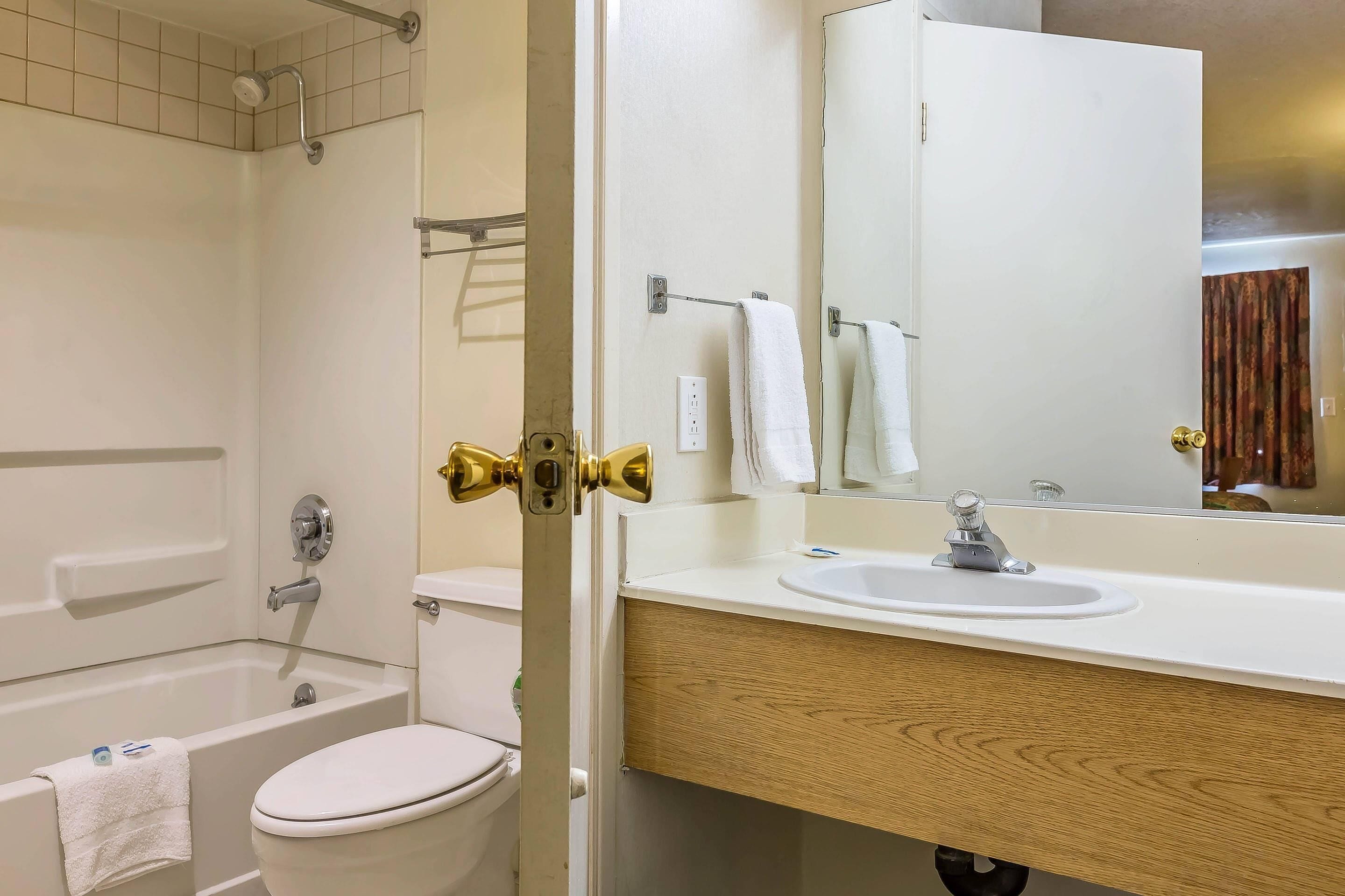 Une salle de bain avec une baignoire, des toilettes et un lavabo.