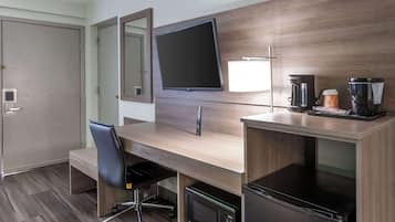 Single Room, 1 King Bed, Non Smoking | Desk, laptop workspace, iron/ironing board, free WiFi