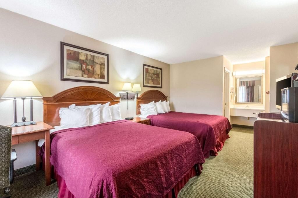 Desk, laptop workspace, iron/ironing board, free WiFi