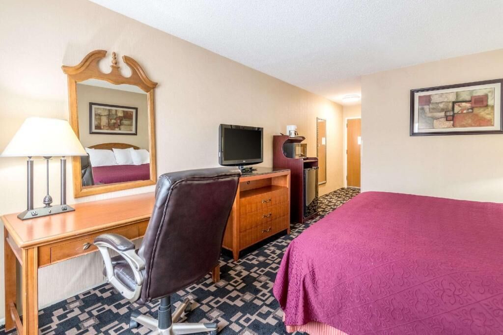 Desk, laptop workspace, iron/ironing board, free WiFi