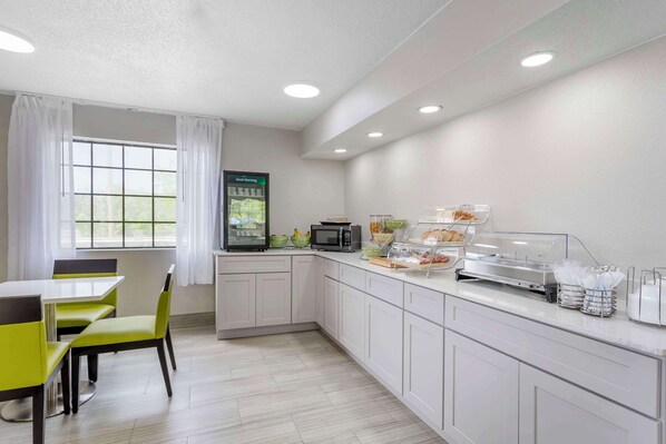 Free buffet breakfast 