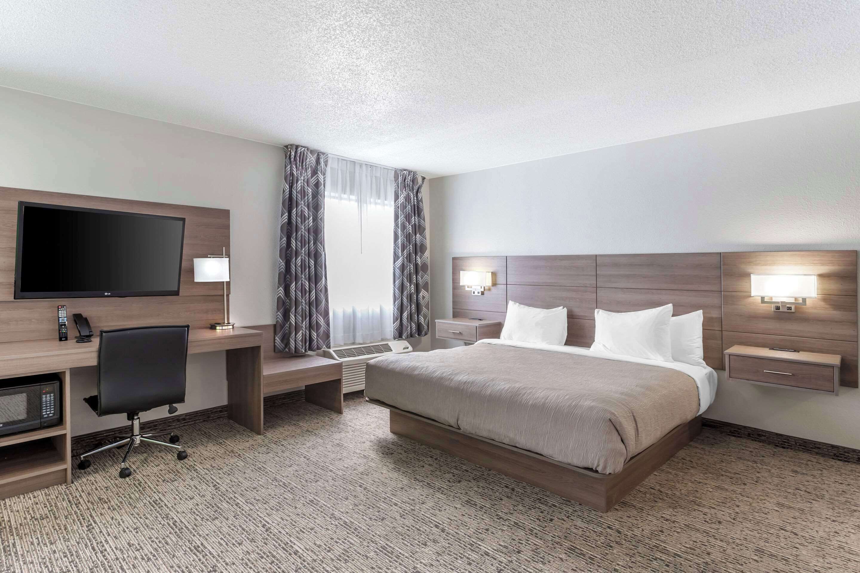 Standard Room, 1 King Bed, Non Smoking | Desk, laptop workspace, iron/ironing board, free WiFi