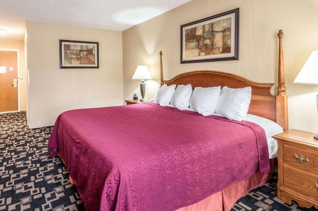 Desk, laptop workspace, iron/ironing board, free WiFi