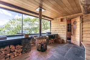 Couples treatment rooms, sauna, hot tub, steam room, body treatments