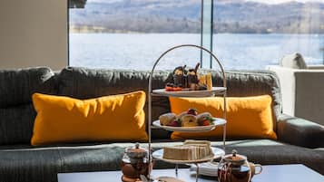 2 restaurants, breakfast served