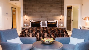 Winander Club Hazel Double or Twin | Premium bedding, individually decorated, individually furnished, desk