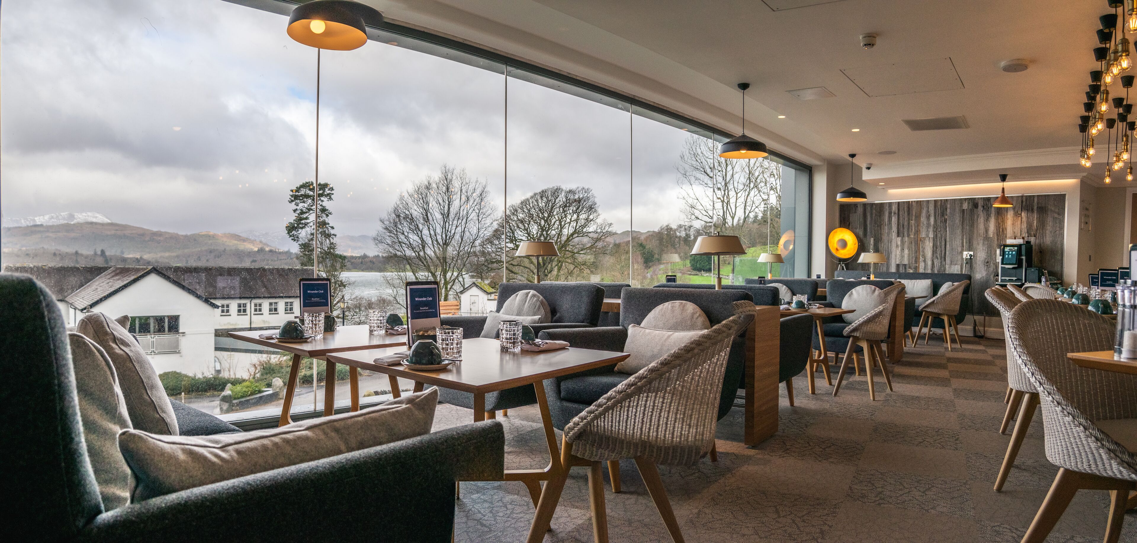 2 bars/lounges, lobby lounge