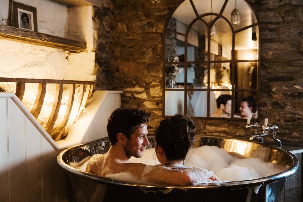 couples treatment room(s), sauna, hot tub, steam room, body treatments