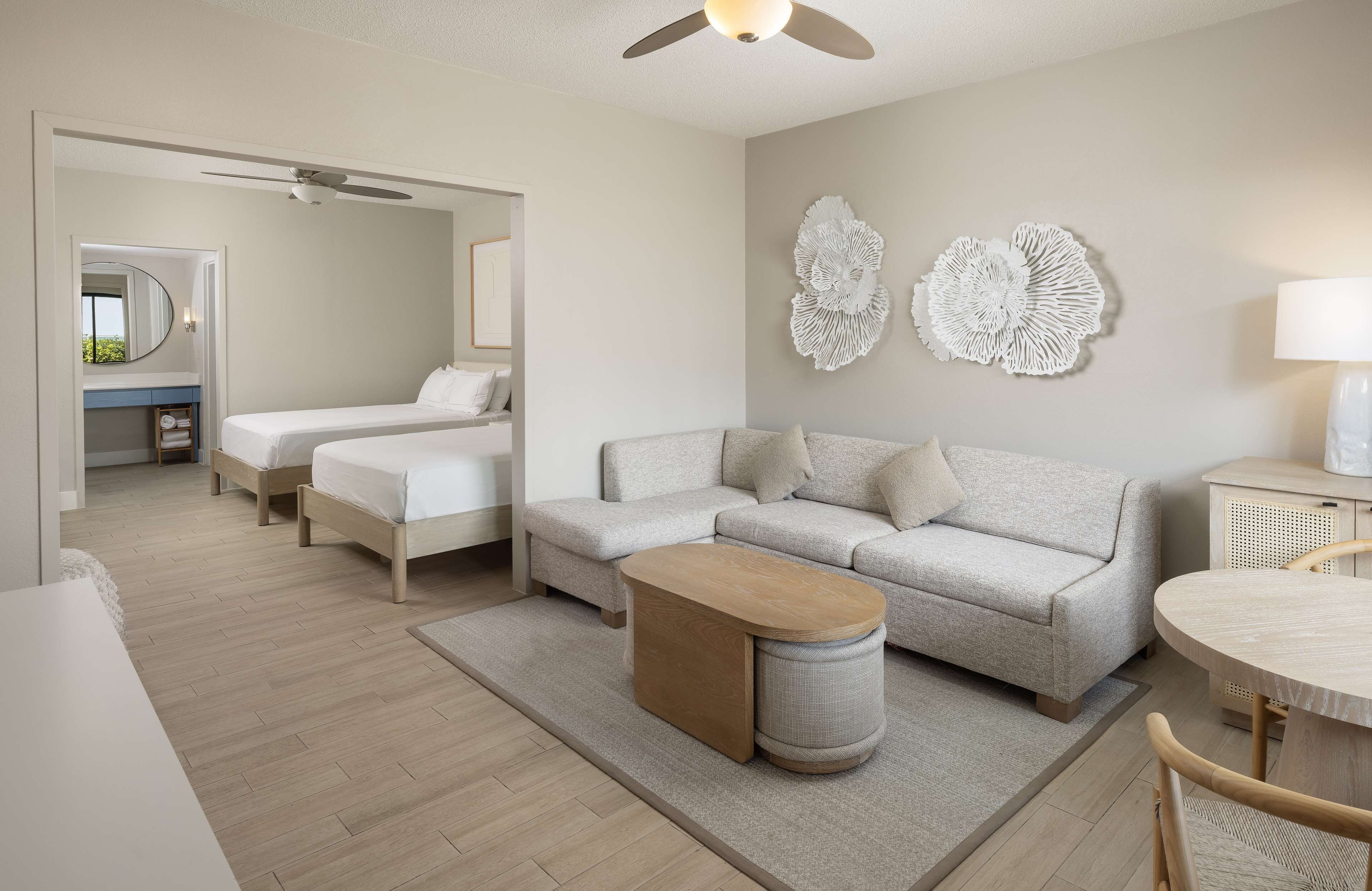 Suite, 1 habitación (Cabana) | Área de sala de estar | Televisión LED de 37 pulgadas con canales por cable y televisión 
