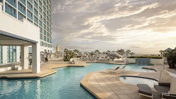 2 piscinas al aire libre, sombrillas, sillones reclinables de piscina