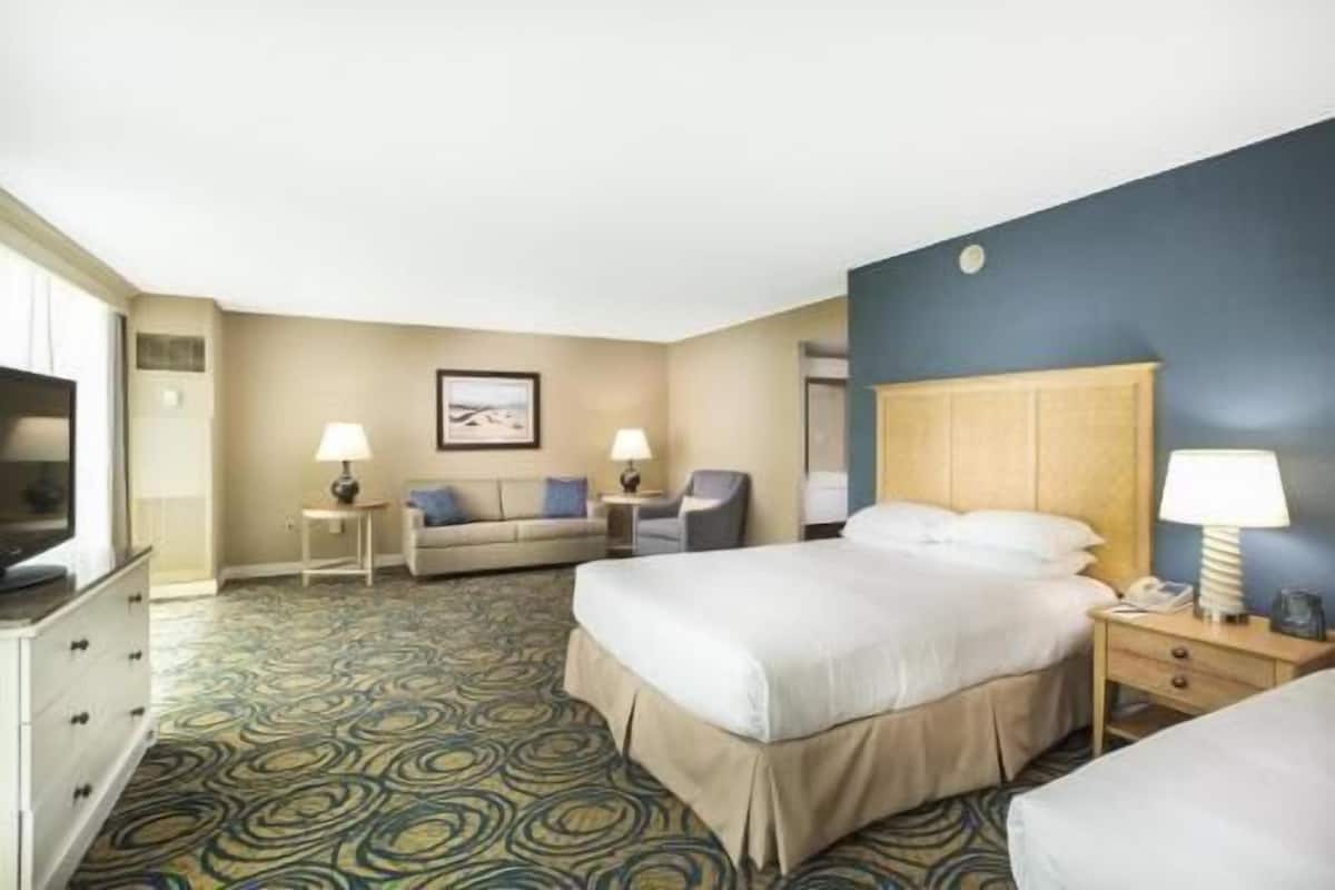 Premium bedding, pillowtop beds, in-room safe, desk