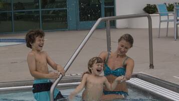 2 piscinas al aire libre, sombrillas, sillones reclinables de piscina