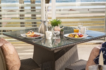 Daily full breakfast (USD 24.75 per person) at Hilton Daytona Beach Oceanfront Resort