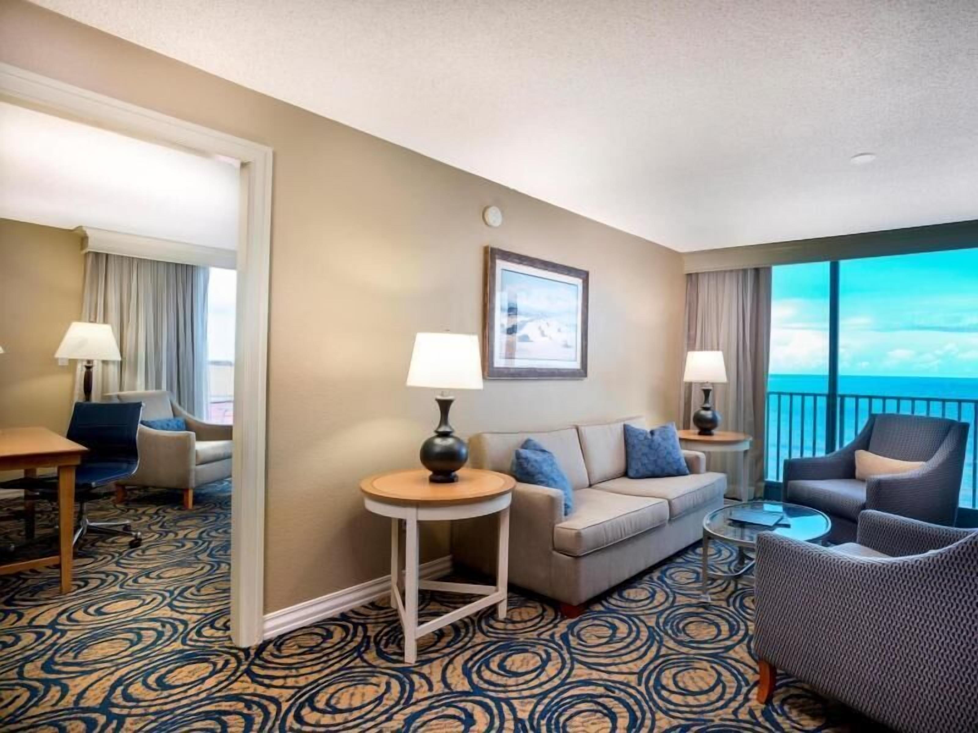 Zona de estar | Televisión LED de 37 pulgadas con canales por cable, una televisión