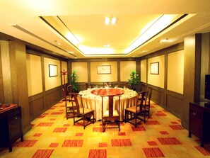 2 restauranter; serverer morgenmad, frokost og kinesiske retter