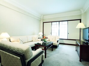 Suite – business, 1 kingsize-seng | Oppholdsrom | En 42-tommers LCD-TV med Parabol-TV samt TV