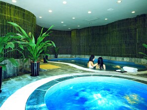 Indoor spa tub