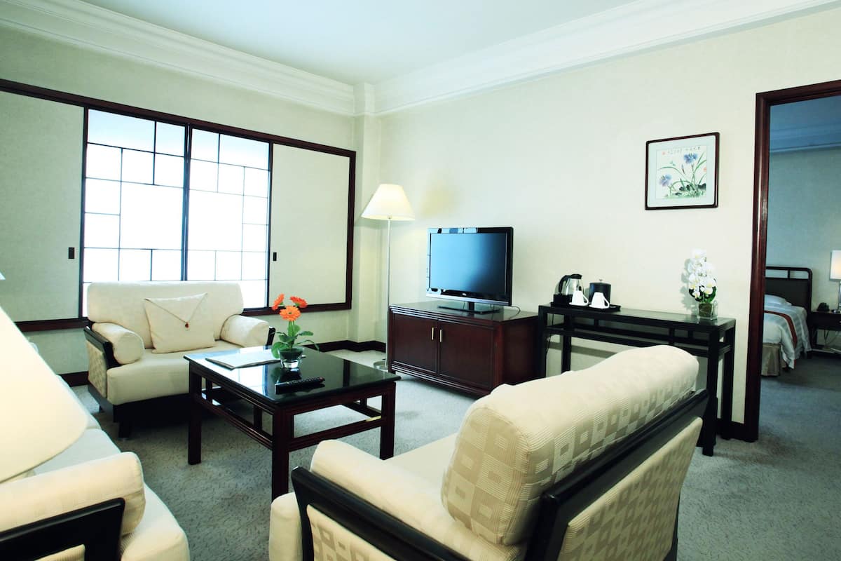Business Suite, 1 King Bed | Living room | 42-inch LCD TV with satellite channels, TV