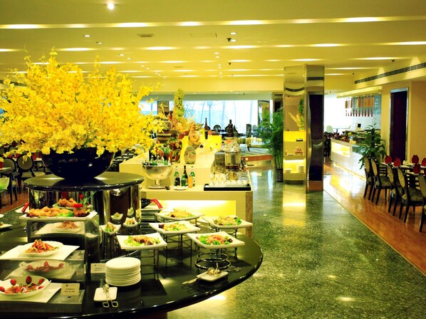 2 restaurants; breakfast, lunch and dinner served 
