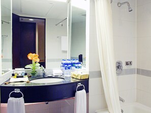 Superior-værelse - byudsigt | Badeværelse | Kombination af bruser/badekar, gratis toiletartikler, hårtørrer