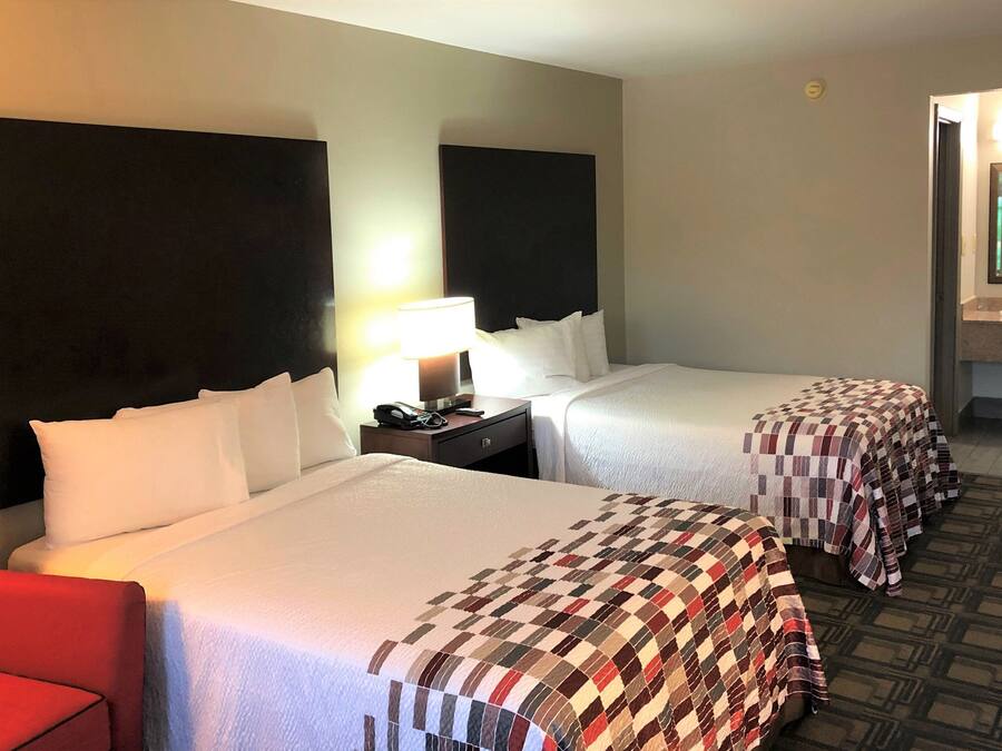 Escritorio, cortinas blackout, cunas gratuitas y wifi gratis