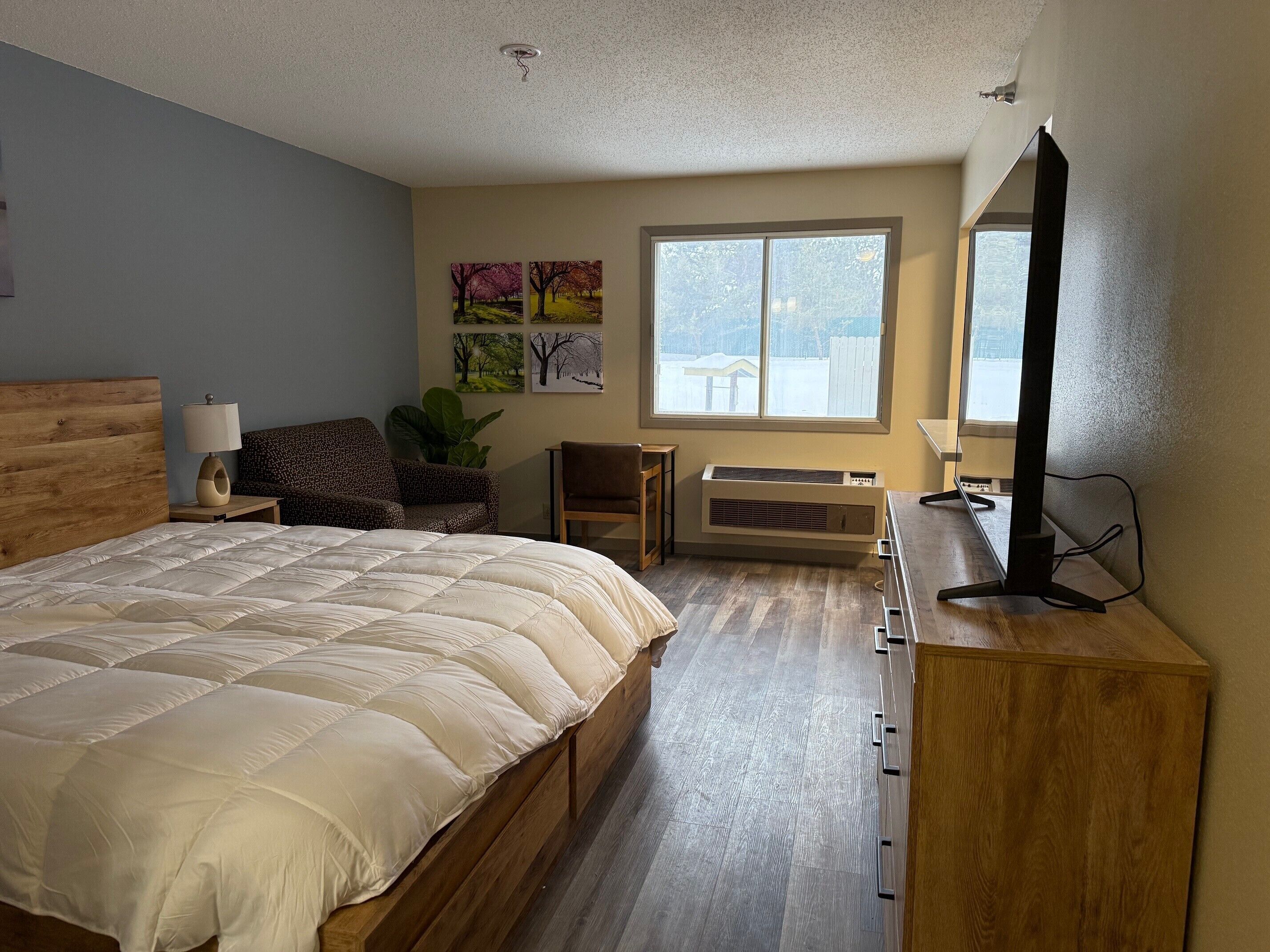 Round Lake King Full Kitchen & Patio | Dundyner, skrivebord, blendingsgardiner og lydisolert