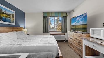 Gull Lake King with Kitchenette | Down comforters, desk, blackout drapes, iron/ironing board