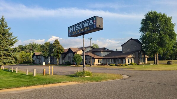 Property grounds - Nisswa Inn and Suites (Nisswa)