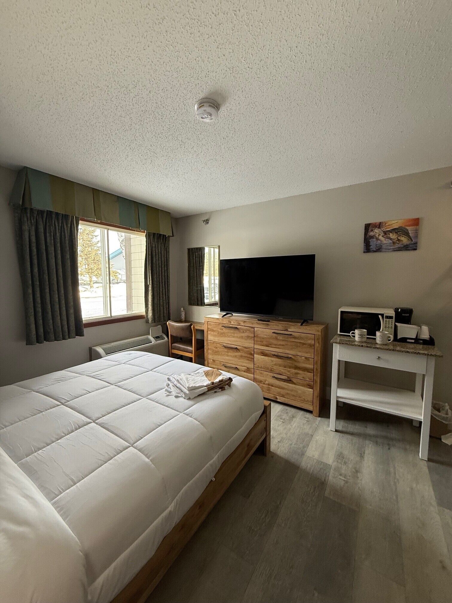 Gull Lake Queen Kitchenette | Työpöytä, pimennysverhot, äänieristys, silitysrauta/-lauta