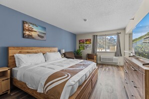 Round Lake King Full Kitchen & Patio | 羽绒被、办公桌、遮光窗帘、隔音