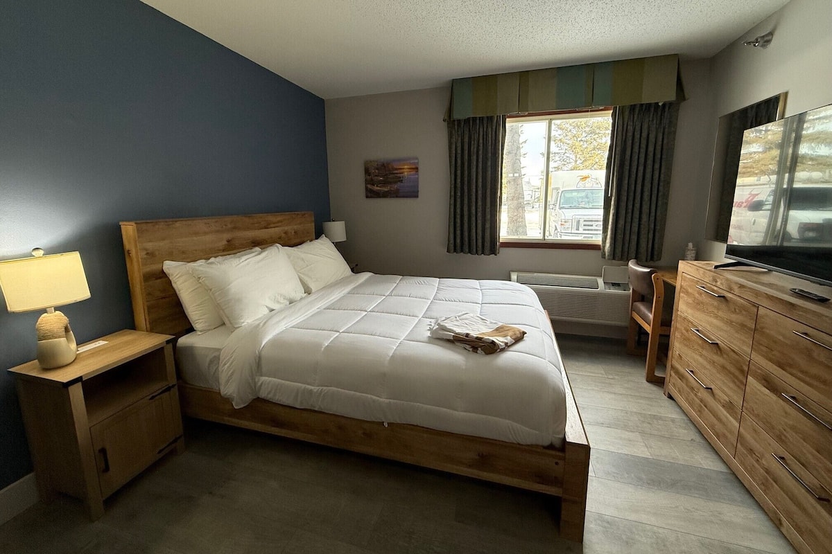 Down duvets, desk, blackout curtains, soundproofing