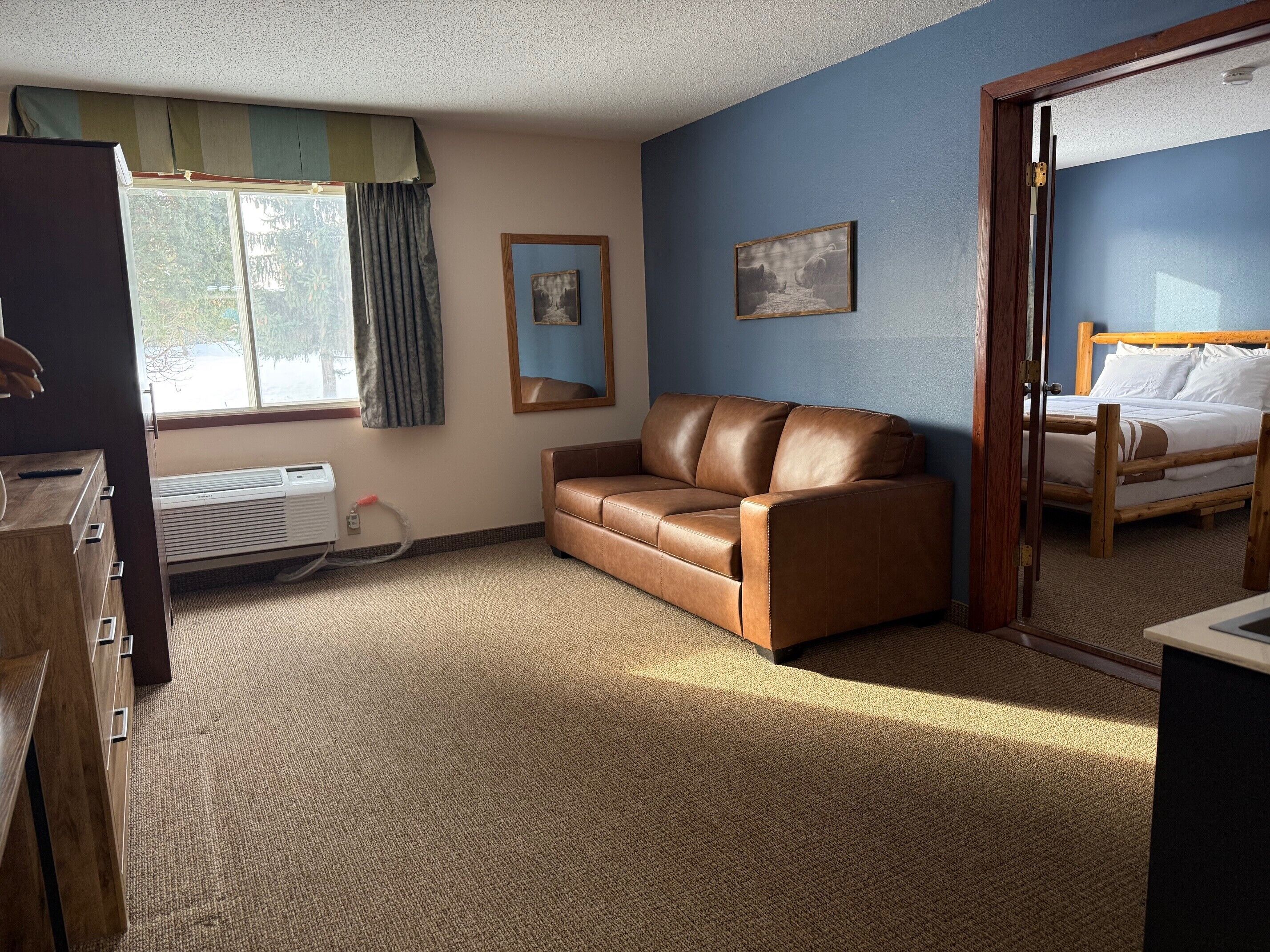Gull Lake Grand Suite with Kitchenette | Down duvets, desk, blackout curtains, soundproofing
