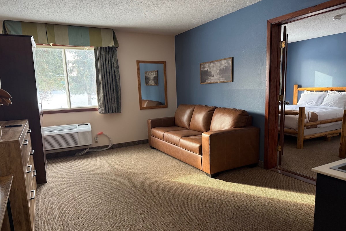 Gull Lake Grand Suite with Kitchenette | Down duvets, desk, blackout curtains, soundproofing