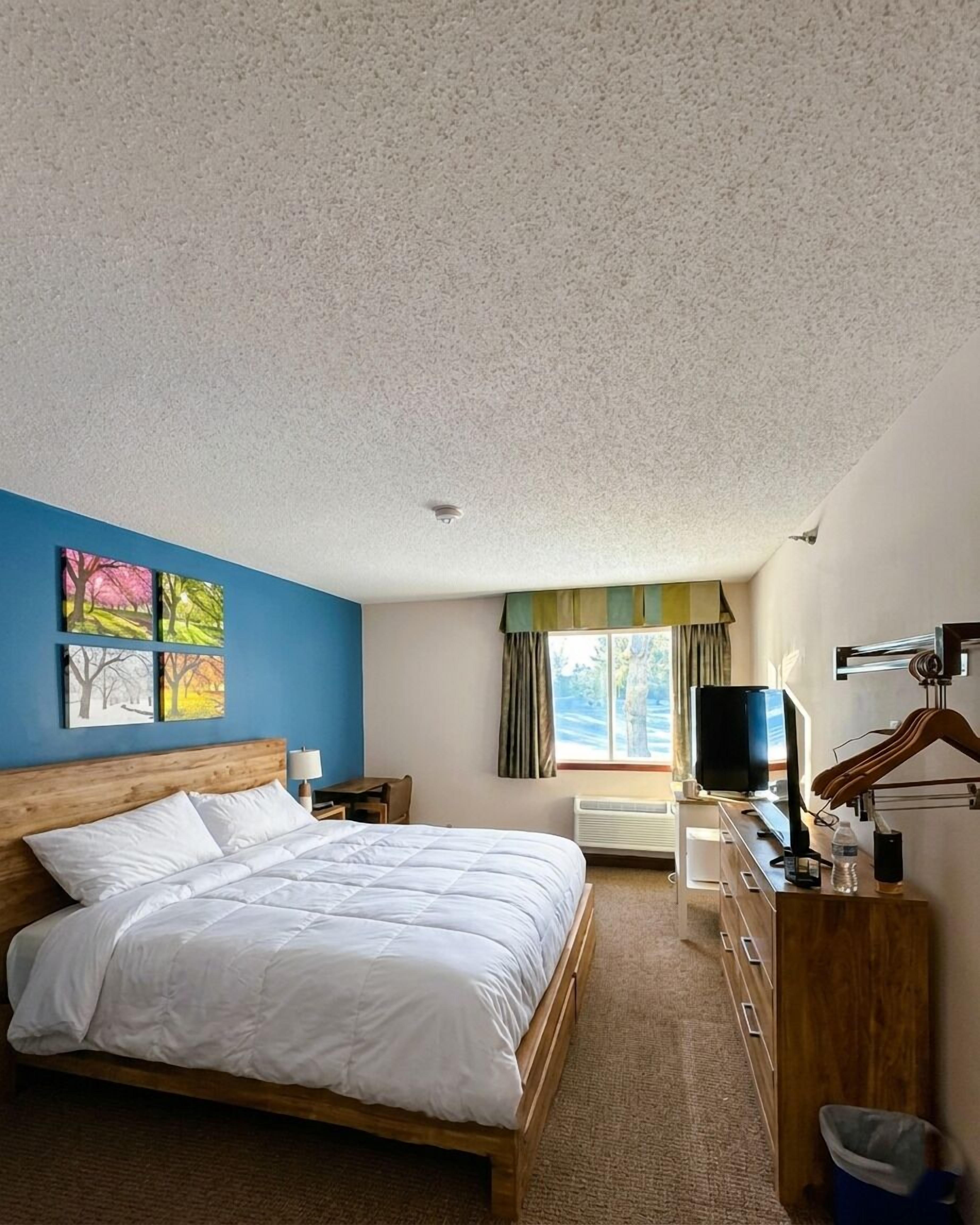 Clark Lake One-Bedroom with Kitchenette | Down comforters, desk, blackout drapes, soundproofing