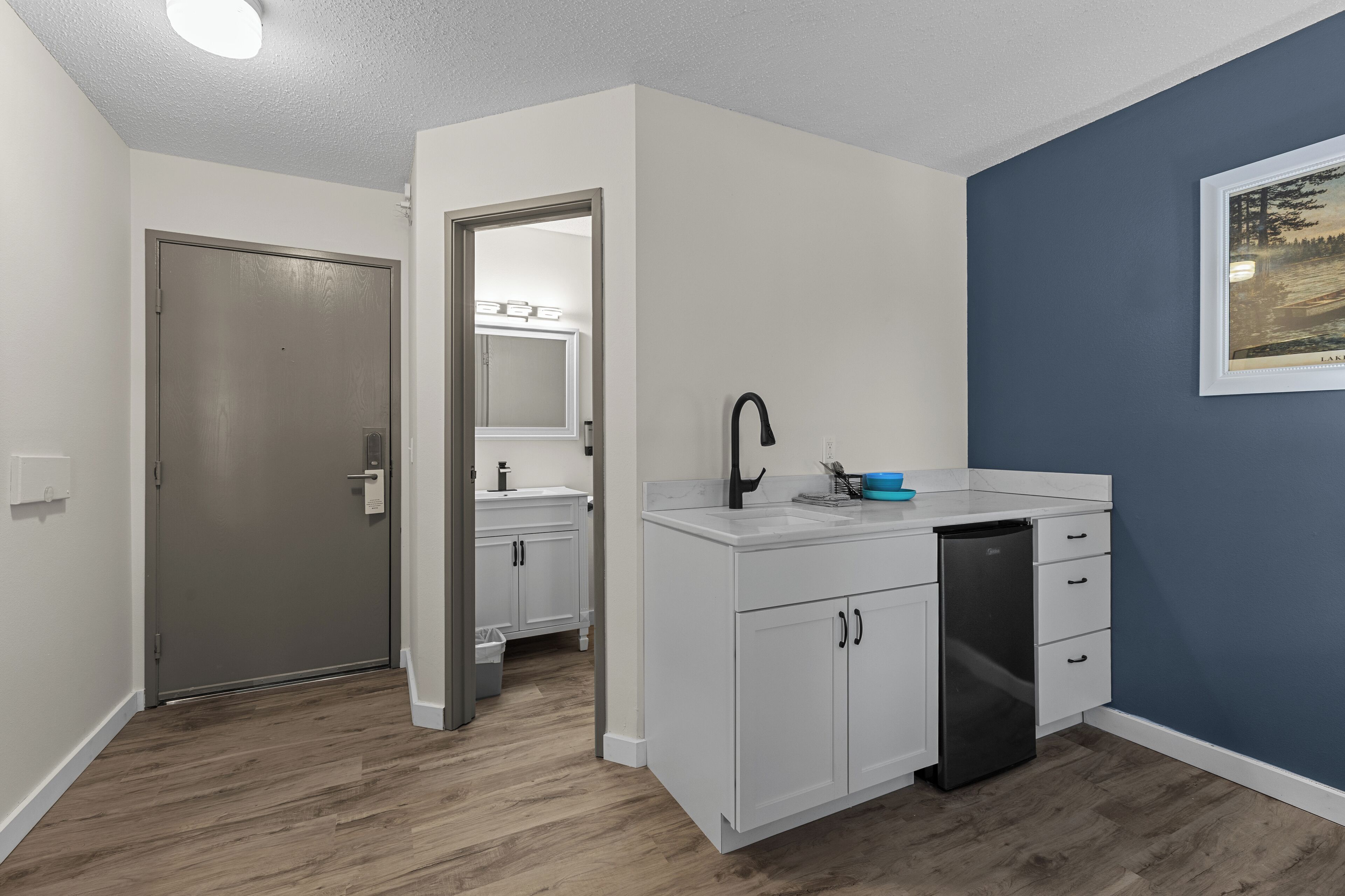 Gull Lake Queen Kitchenette | 私人厨房 | 迷你冰箱、微波炉、炉灶、茶具/咖啡用具