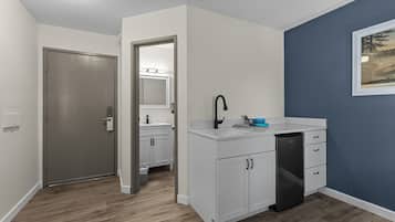 Gull Lake Queen Kitchenette | 私人厨房 | 迷你冰箱、微波炉、炉灶、茶具/咖啡用具