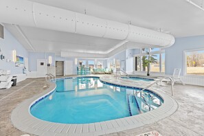 من حمّامات السباحة المغطاة
