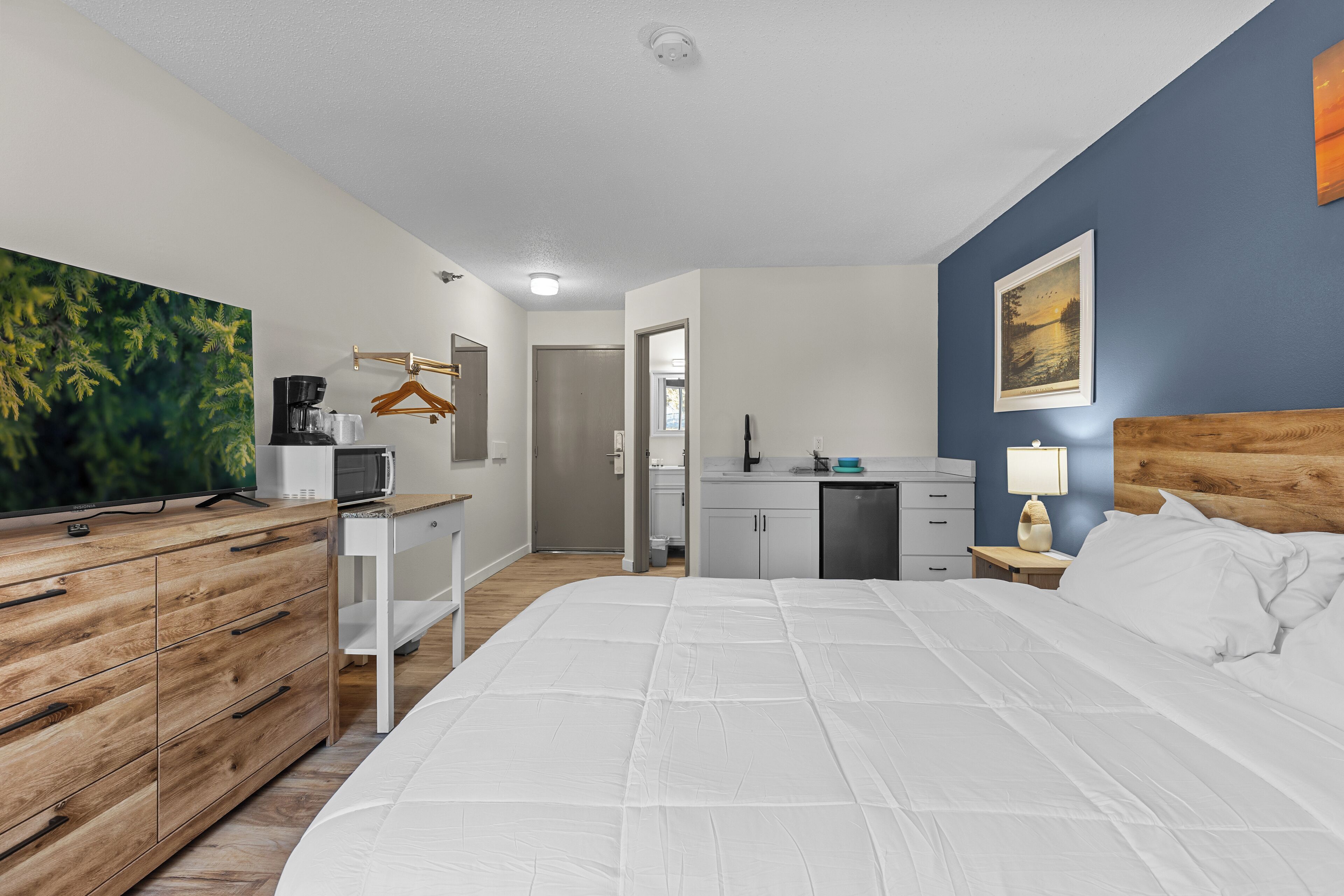 Gull Lake Queen Kitchenette | Down comforters, desk, blackout drapes, soundproofing