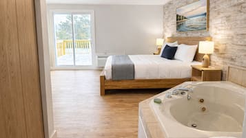 Suite, 1 King Bed (Whirlpool) | Desk, blackout curtains, soundproofing, iron/ironing board