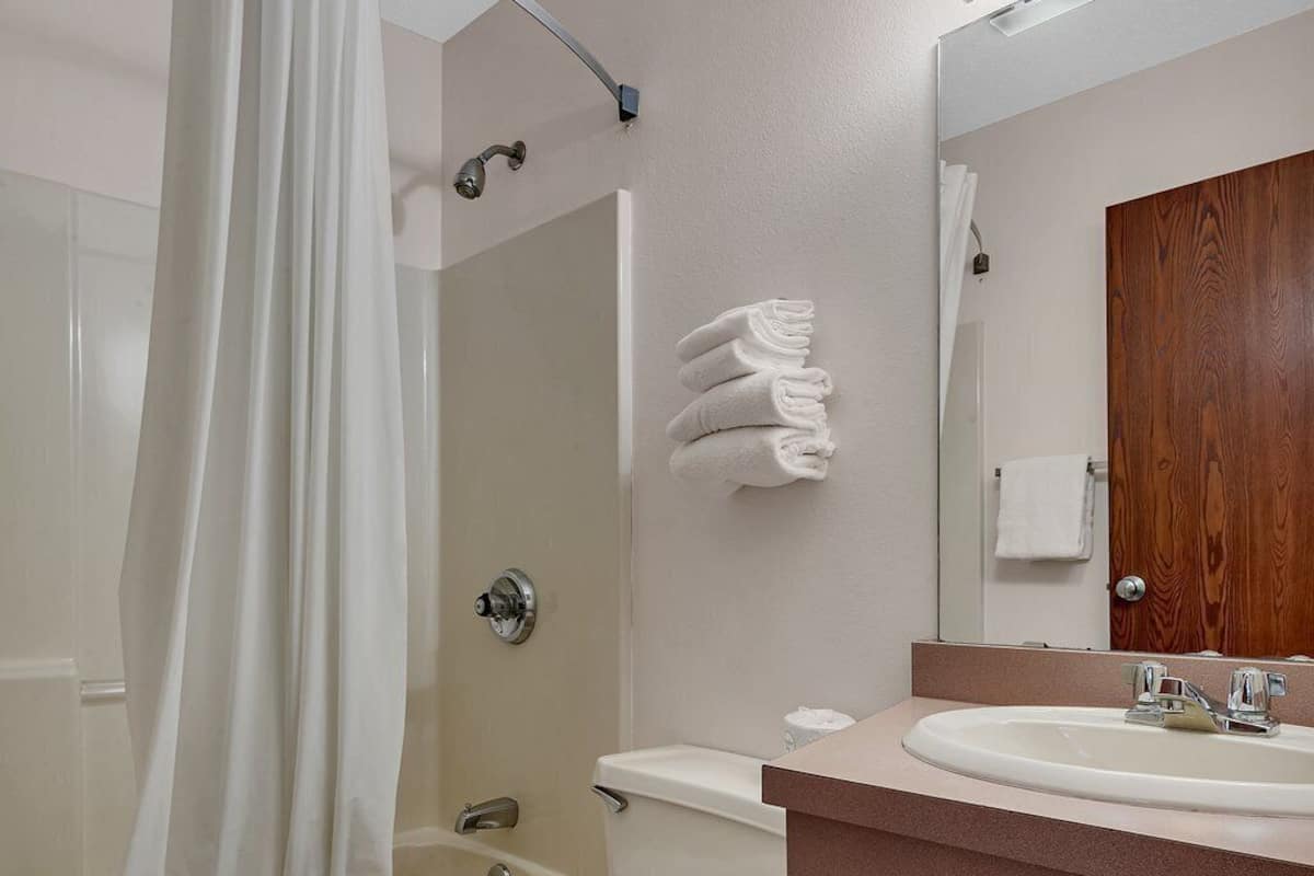 Basic Double Room, 2 Queen Beds, Non Smoking | Bathroom
