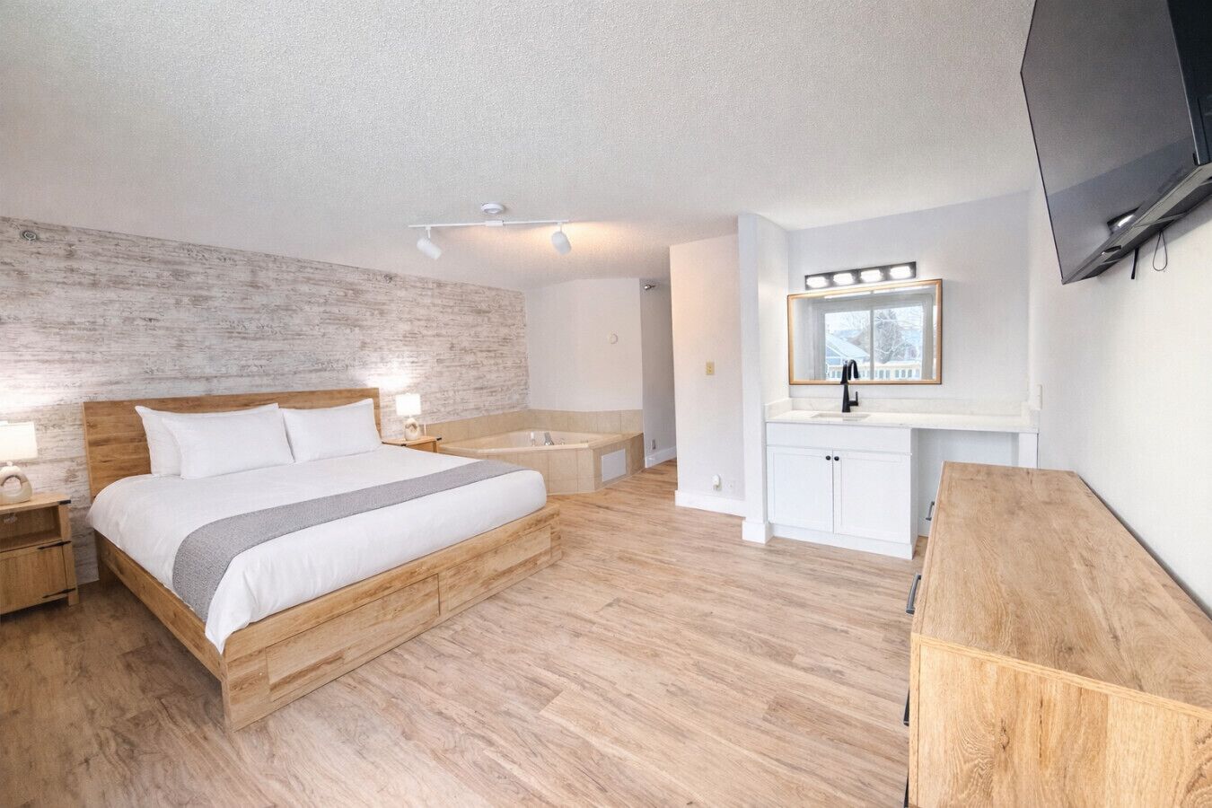 Suite, 1 King Bed (Whirlpool) | Down comforters, desk, blackout drapes, soundproofing