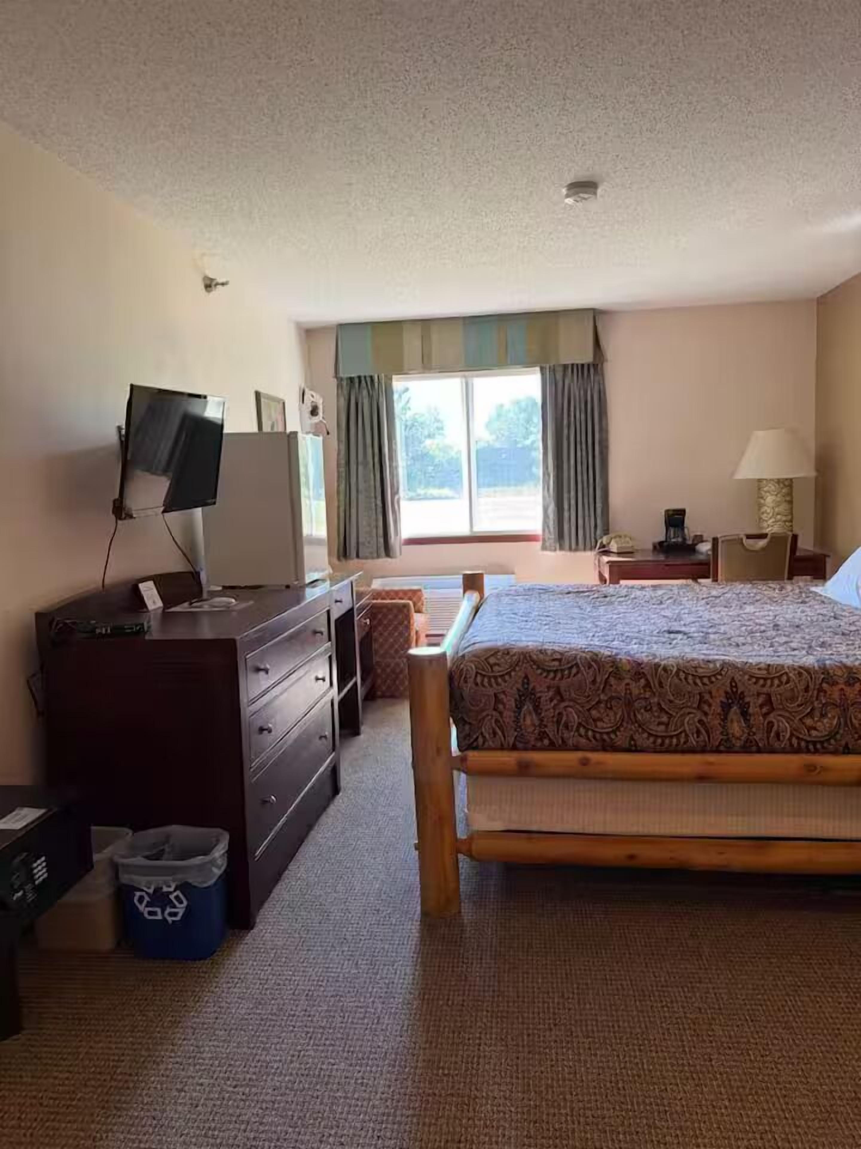 Margaret Lake Single Queen | Down comforters, desk, blackout drapes, soundproofing