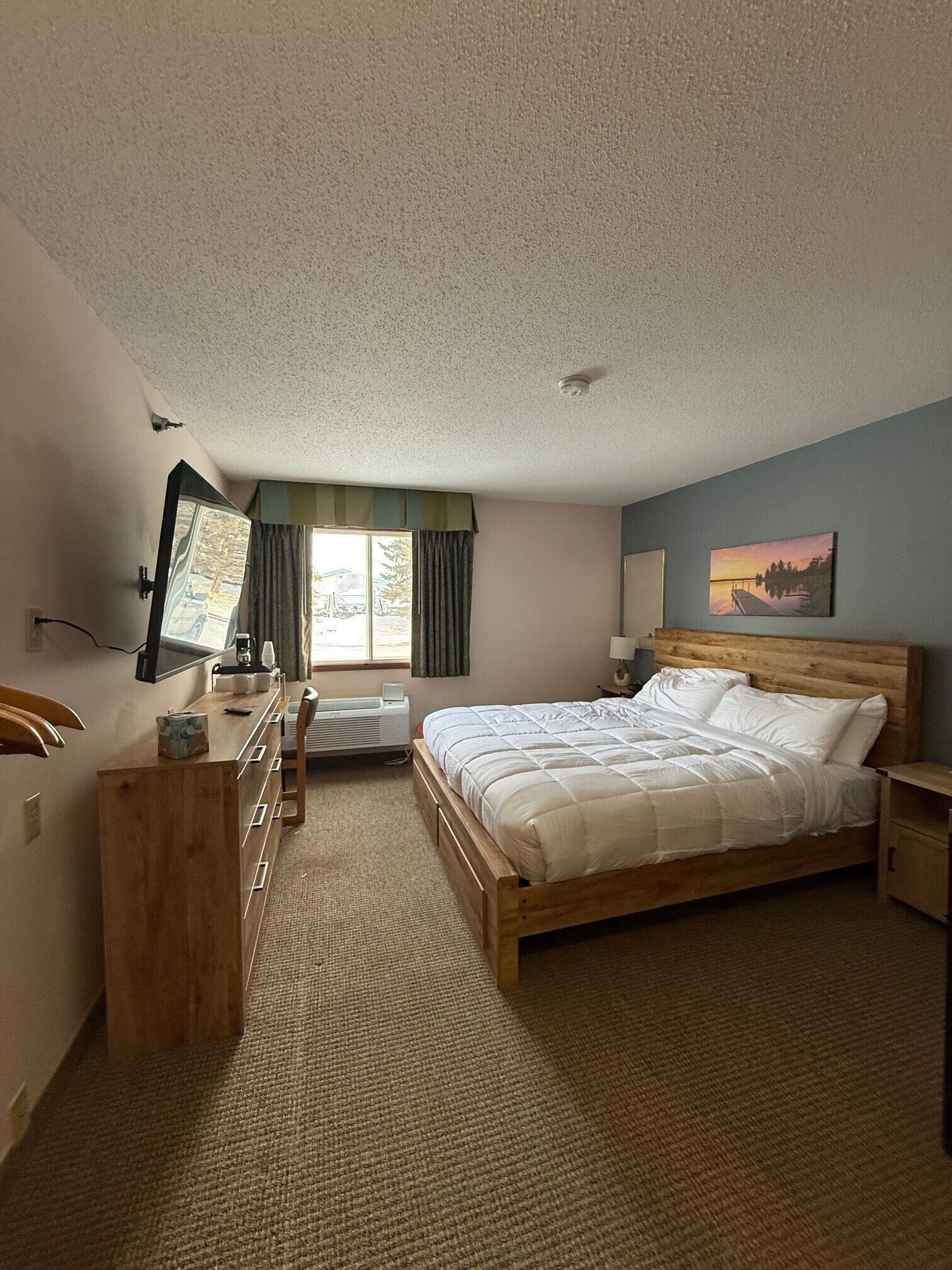 Huone | Työpöytä, pimennysverhot, äänieristys, silitysrauta/-lauta