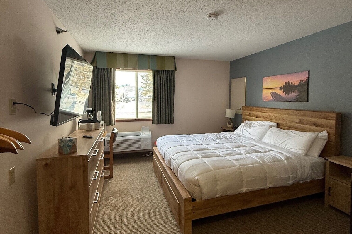 Huone | Työpöytä, pimennysverhot, äänieristys, silitysrauta/-lauta